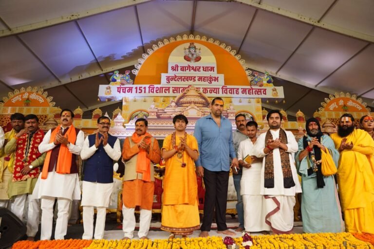 मुख्यमंत्री डॉ. मोहन यादव श्री बागेश्वर धाम में सामूहिक कन्या विवाह महोत्सव में शामिल हुए,नवदंपत्तियों को दिया आशीर्वाद।