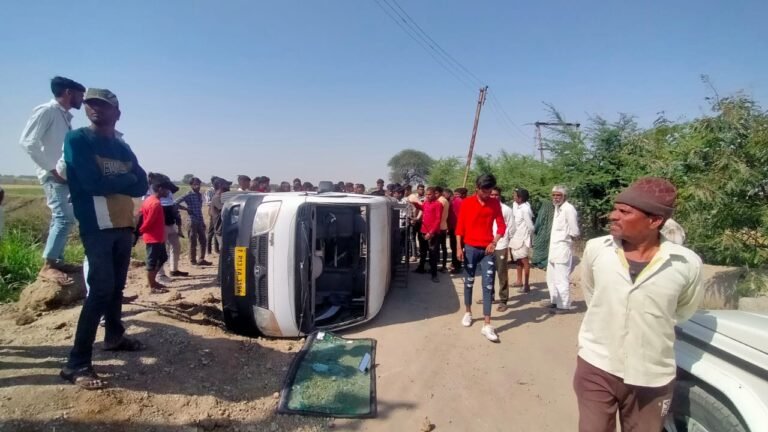 स्कूली बच्चों से भरा मैजिक वाहन पलटा,14 से अधिक बच्चे घायल,दो को गंभीर चोट,जाने कैसे पलटा मैजिक!