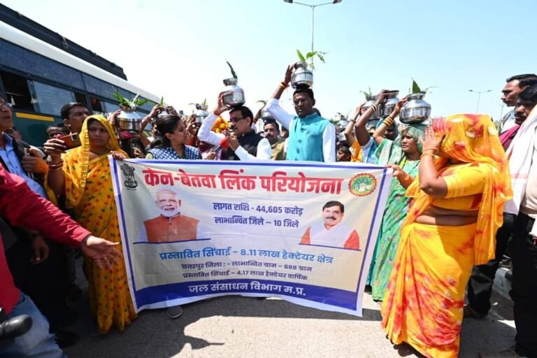 केन बेतवा लिंक परियोजना कलश यात्रा में खजुराहो सांसद एवं राज्यमंत्री वन एवं पर्यावरण शामिल हुए।