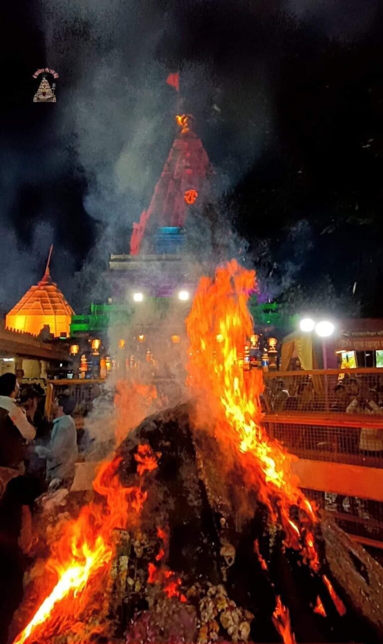 महाकाल मन्दिर में देश की सबसे पहली होली का हुआ दहन, पुजारियों ने बाबा महाकाल के संग खेली होली,
