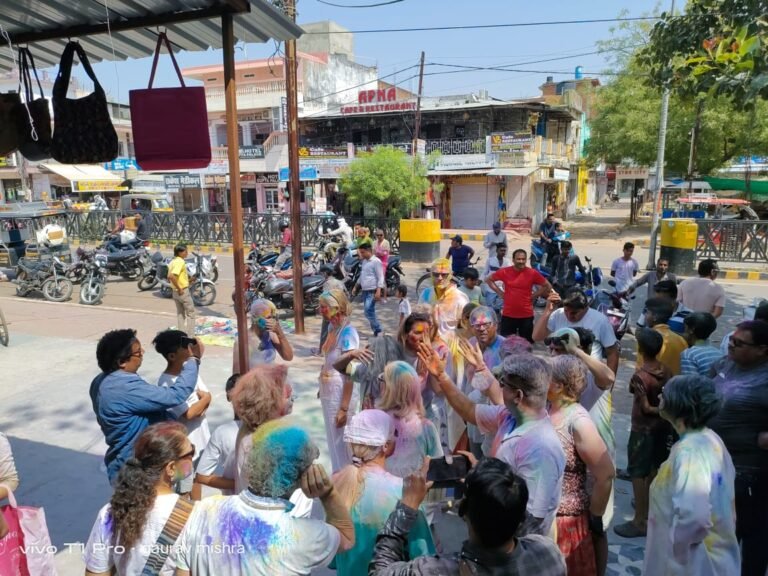 खजुराहो में विदेशी सैलानी होली के रंग में रंगे-देशी गानों पर जमकर थिरके विदेशी, स्टार रेटिंग होटलों में होली के खास इंतजाम।