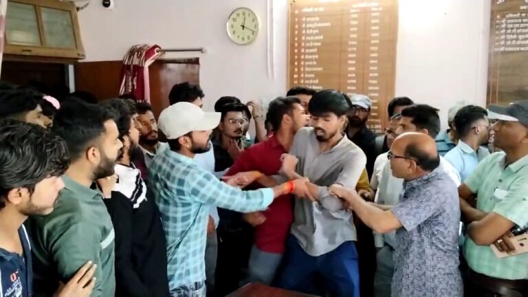 आईटीआई कॉलेज में जमकर हुआ हंगामा विद्यार्थी परिषद के कार्यकर्ताओं एवं आईटीआई कर्मचारियों के बीच जमकर झूमा झटकी।
