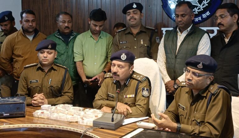 लूट करने वाले अंतर्राज्यीय गिरोह का किया पर्दाफाश सरगना सहित दो गिरफ्तार 15 लाख रूपये के लूटे जेवरात हुये बरामद।