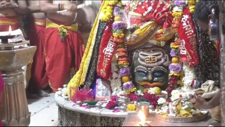 महाशिवरात्रि पर आज भक्तों को आशीष देने डेढ़ घंटे पहले जागे बाबा महाकालप्रथम घंटाल बजाकर अर्पित किया गया हरिओम का जल, फिर श्रंगार कर चढ़ाई गई भस्म।