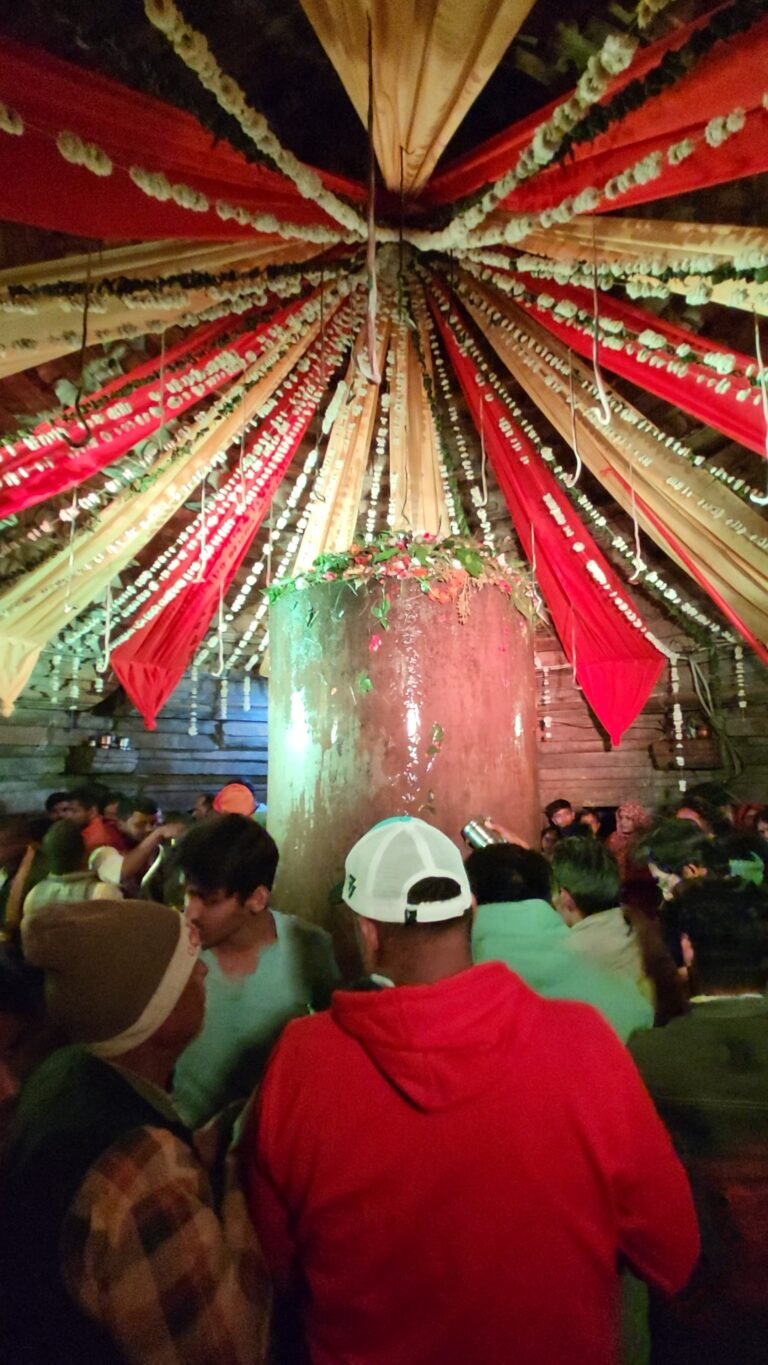 पर्यटन नगरी खजुराहो में महाशिवरात्रि के पर्व पर रात्रि से ही भगवान मतंगेश्वर महादेव में उमड़ा जनसैलाब