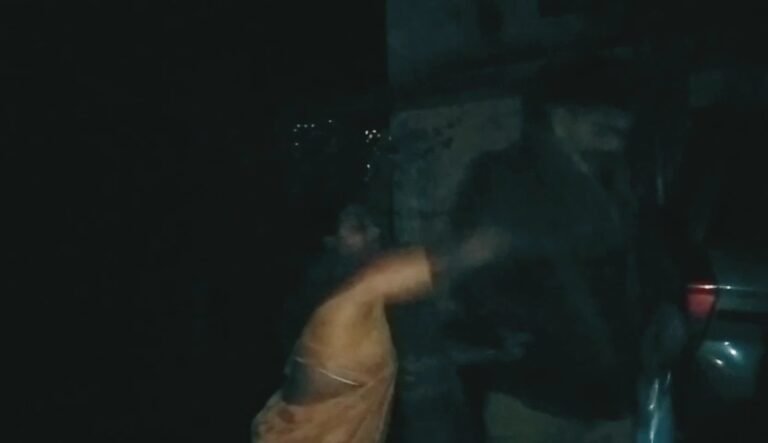 महिला द्वारा अधिकारी की चप्पल से पिटाई का सोशल मीडिया में वायरल हुआ वीडियो