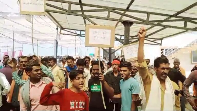 NTPC (सोलर प्लांट) को लेकर केंद्रीय मंत्री डॉ.वीरेंद्र कुमार के सामने किसानों हाथो में तख्ती लेकर किया प्रदर्शन।