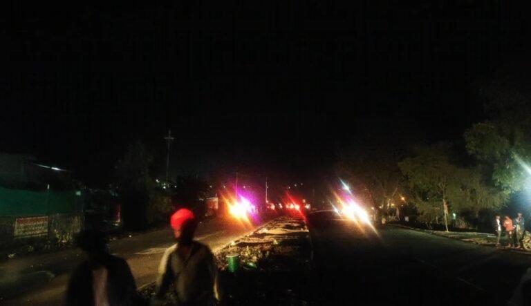 बारातियों के ऊपर डंफर चढ़ने से 4 बारातियों की मौत,कई बाराती घायल।