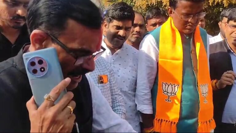 पुलिस कर्मियों ने आदिवासियों के साथ हुई मारपीट तोड़े हाथ पैर देख भड़के बीजेपी प्रदेशाध्यक्ष डीएफओ से बोले वन विभाग भगवान हो गया है क्या।