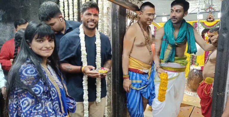 भारतीय क्रिकेटर उमेश यादव ने पत्नी के साथ किए बाबा महाकाल के दर्शन देखी भस्म आरती।