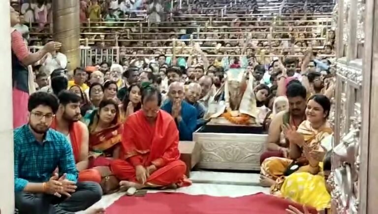 बिहार के उपमुख्यमंत्री विजय कुमार सिन्हा परिवार सहित पहुंचे महाकाल मंदिर दर्शन कर भस्म आरती में हुए शामिल।