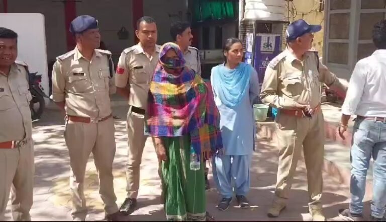 12 किलो गांजे की तस्करी करते समय महिला को पुलिस ने किया गिरफ्तार।