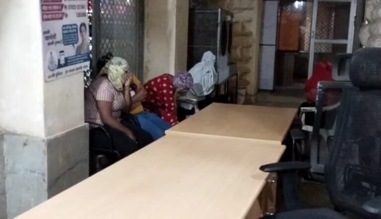 हैप्पी स्पा सेंटर में पुलिस का  छापा आपत्तिजनक स्थिति में युवक-युवतियों को पुलिस ने पकड़ा।