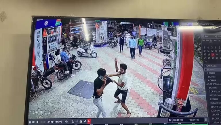 इंदौर में पेट्रोल पंप पर युवक ने फाइनेंस कंपनी कर्मचारियों के साथ की मारपीट, घटना सीसीटीवी में हुई कैद।