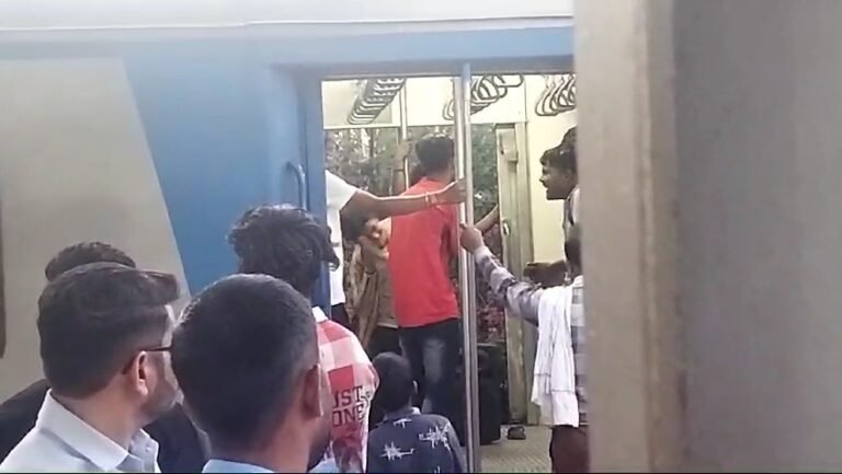 प्लेटफॉर्म में खड़ी ट्रेन में साउंड बजाकर युवकों ने किया डांस, वीडियो वायरल