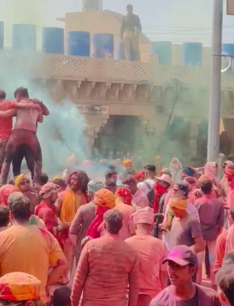 बरसाना के बाद नंदगांव की लठमार होली देखने उमड़ा भक्तों का सैलाब