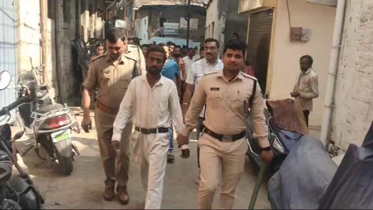 एक बदमाश ने चार मोटरसाइकिल में आग घटना का सीसीटीवी फुटेज आया सामने,पुलिस ने आरोपी का निकाला जुलूस