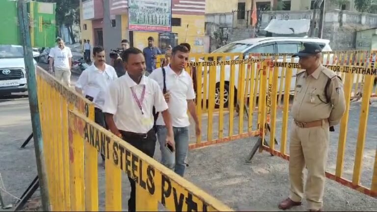 भोजशाला में कड़ी सुरक्षा व्यवस्था के बीच सर्वे का तीसरे दिन भी काम जारी , मुस्लिम समाज ने जताई आपत्ति।