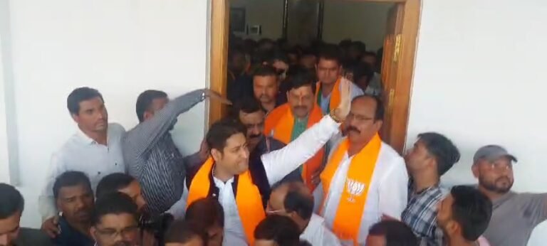 पूर्व मुख्यमंत्री कमलनाथ के सबसे करीबी पूर्व मंत्री दीपक सक्सेना के निवास पहुंचे मध्य प्रदेश के मुख्यमंत्री डॉ मोहन यादव,प्रदेश भाजपा अध्यक्ष वी डी शर्मा, राजनैतिक सरगर्मी हुई तेज।