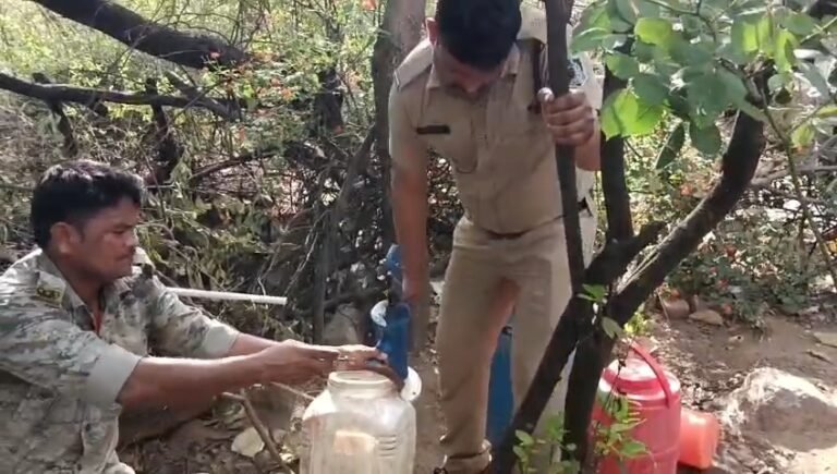 जमीन में टंकी दबाकर हैंडपंप से निकाल कर करते थे शराब का अवैध कारोबार , पुलिस ने छापा मारकर की कार्यवाही
