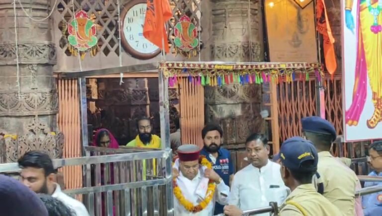 कर्नाटक के राज्यपाल ने के ज्योतिर्लिंग ओंकारेश्वर के दर्शन ओकारेश्वर की महिमा की बात ही अलग है।