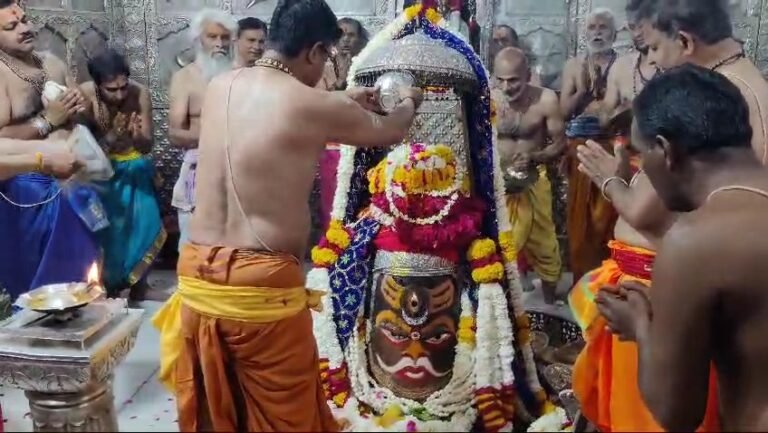 रंगपंचमी उत्सव पर एक लोटा केसर का रंग बाबा महाकाल को अर्पित किया गया,पूर्व में हुए हादसे को लेकर प्रतीकात्मक तौर पर मनाया गया रंग पंचमी उत्सव।