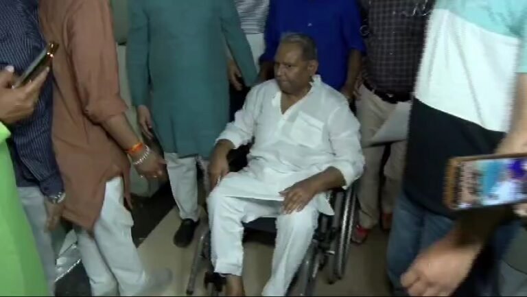 होली मिलन समारोह के दौरान अटल बिहारी वाजपेई के भांजे एवं पूर्व मंत्री अनूप मिश्रा की बिगड़ी तबीयत..