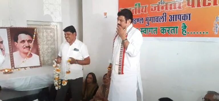 चुनावी कार्यालय का उद्घाटन करने मुंगावली पहुंचे प्रदेश सरकार के कैबिनेट मंत्री गोविंद सिंह राजपूत, कार्यकर्ताओं में फुका जीत का मंत्र।