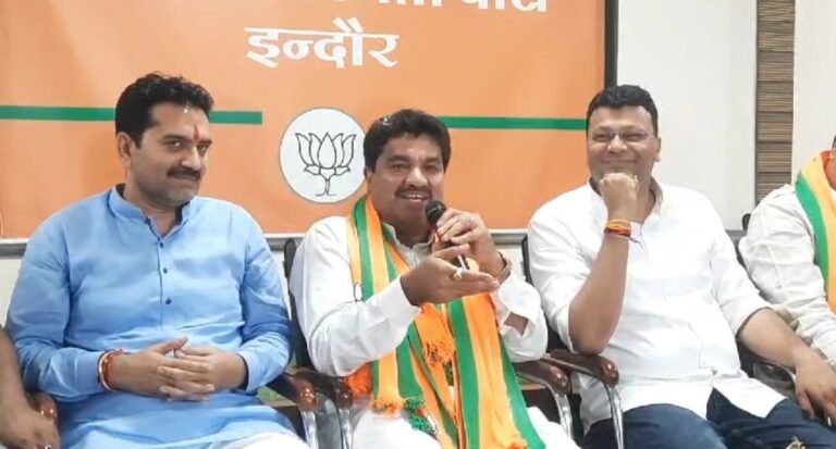 इंदौर से कांग्रेस के दो पूर्व विधायक संजय शुक्ला और विशाल पटेल ने आज भाजपा का दामन थामा ।