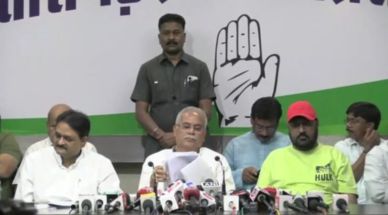 EOW ने पूर्व सीएम भूपेश बघेल पर की FIR दर्ज, FIR मामले पर पूर्व मुख्यमंत्री ने प्रेसवार्ता को संबोधित