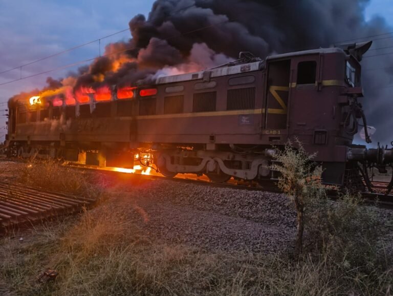 गुना से बीना की तरफ आ रही मालगाड़ी के इंजन में लगी आग,रेल अधिकारियों में मचा हड़कंप।