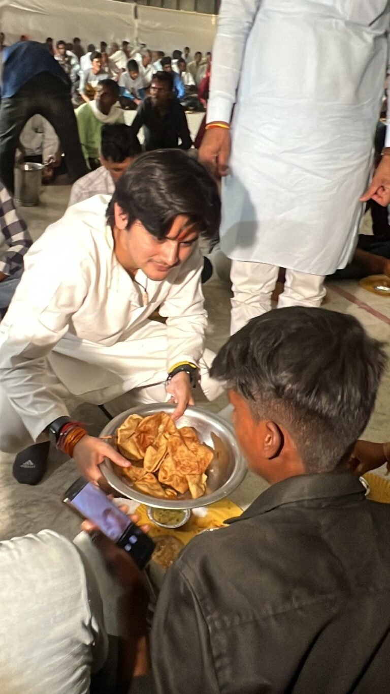 बामोरी युवा संवाद में आर्यमन ने किया जनसंवाद , बताया कैसे पता चला पीएम मोदी के साप्ताहिक रिपोर्ट के बारे में , लोगों को खाना भी परोसा