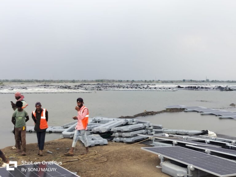 खण्डवा में दिखा तेज हवा आंधी का कहर, एशिया के सबसे बड़े फ्लोटिंग सोलर पावर प्लांट को भी हुआ नुकसान।