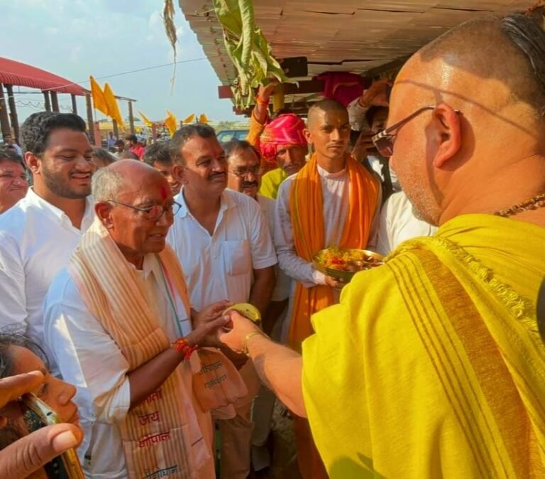 पूर्व मुख्यमंत्री दिग्विजय सिंह ने सलारिया में श्री कामधेनु गौ अभ्यारण में गौ माता की पूजा-अर्चना की।