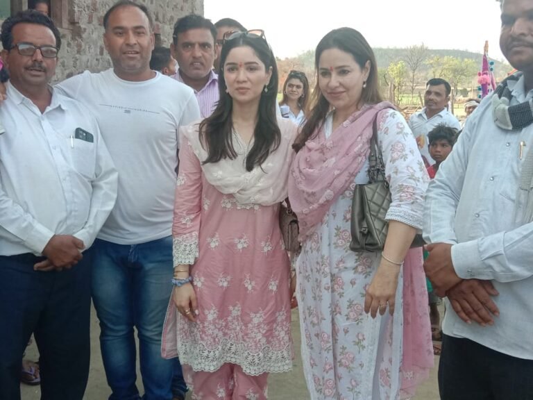 जामुन झील एवं सेवनिया में संचालित सेवा कुटीर में पहुंची सचिन तेंदुलकर की पत्नी और बेटी।