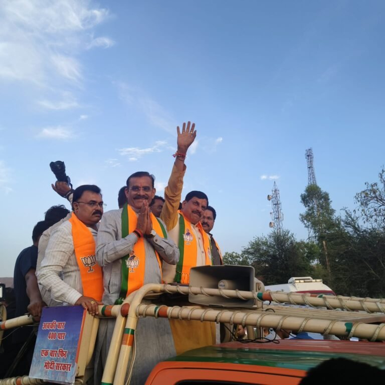 खजुराहो लोकसभा संसदीय क्षेत्र से सांसद एवं पार्टी प्रत्याशी बी डी शर्मा के समर्थन में मुख्यमंत्री डॉ मोहन यादव ने किया रोड शो।