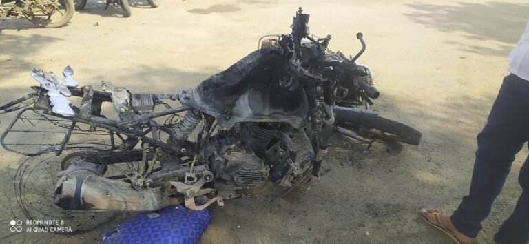 दो बाईकों में हुई जोरदार भिडंत आग लगने 3 युवकों की हुई मौत।