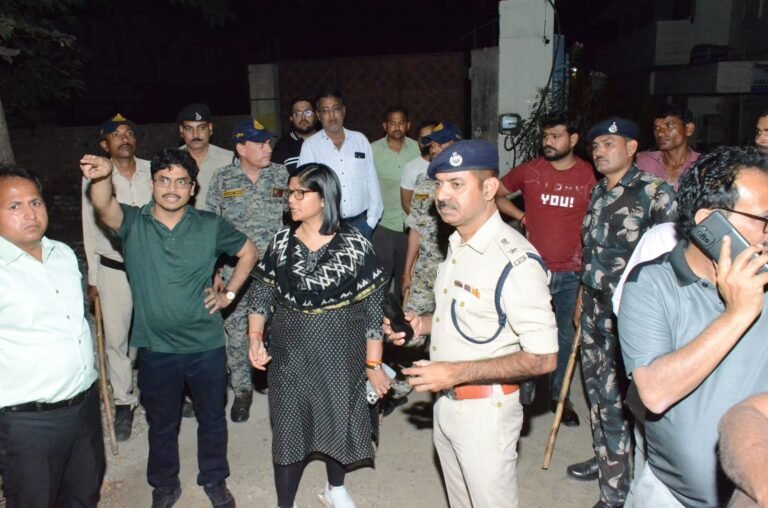 संगम वाटिका में अग्नि दुर्घटना की सूचना पर मौके पर पहुँचे आईजी, कलेक्टर, एसपी और निगम कमिश्नर।