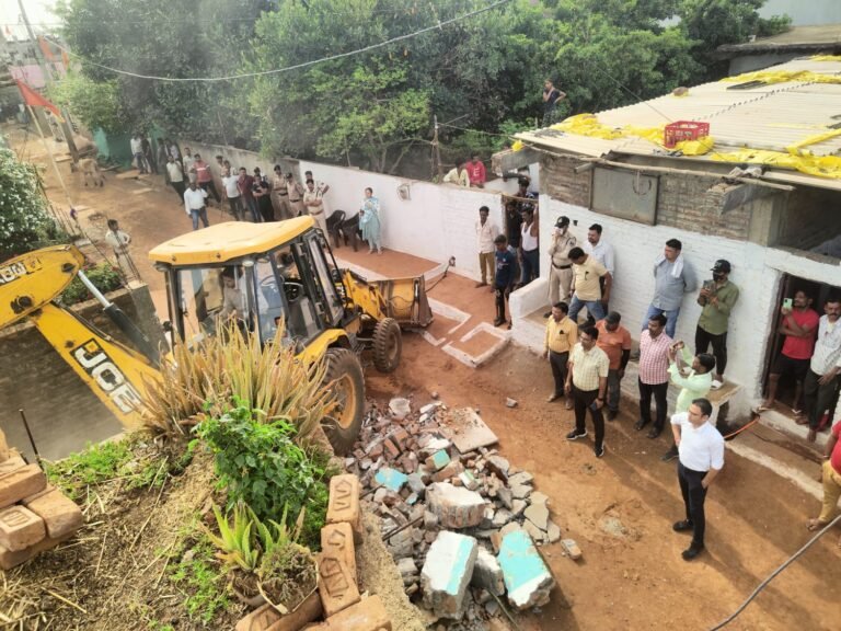 लव जिहाद मामले मे” राजस्व एवं पुलिस द्वारा संयुक्त रूप से शासकीय भूमि से आरोपी के मकान पर चलाया बुलडोजर