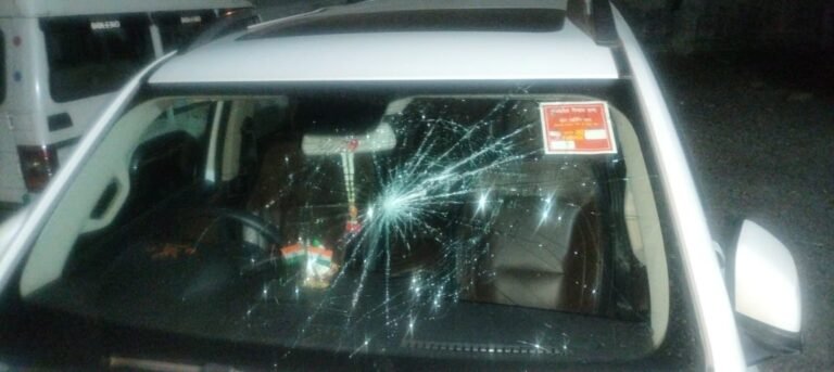 बंडा विधायक की गाड़ी पर हमलाः शादी समारोह में शामिल होकर लौट रहे थे, पत्थर लगने से गाड़ी का कांच टूटा।