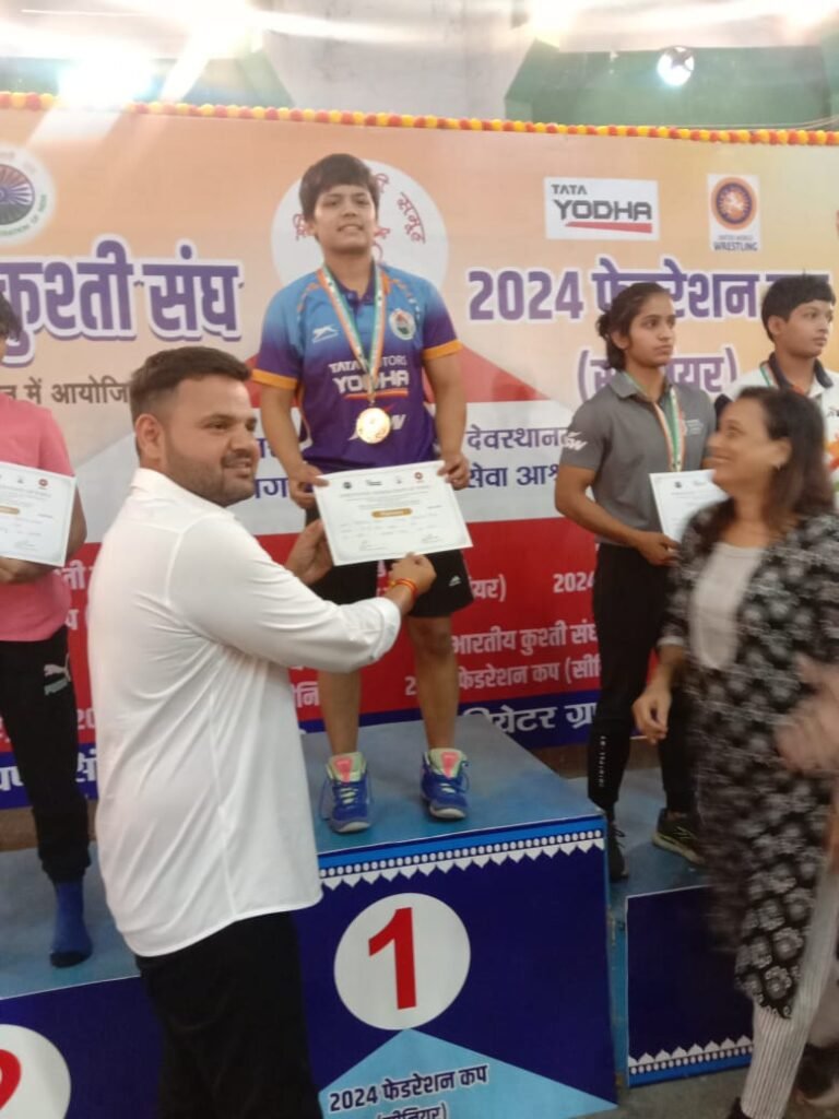 नेशनल कुश्ती में खंडवा की माधुरी जगदीश पटेल ने स्वर्ण पदक जीता।