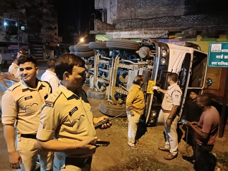 मकान में घुसा डम्पर,बाल बाल बचा परिवार।