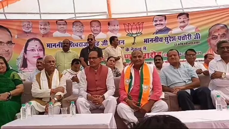 पूर्व विधायक शशांक भार्गव के तकरीबन 1000 समर्थकों ने पूर्व मुख्यमंत्री के सामने ली कांग्रेस छोड़ भाजपा की सदस्यता।