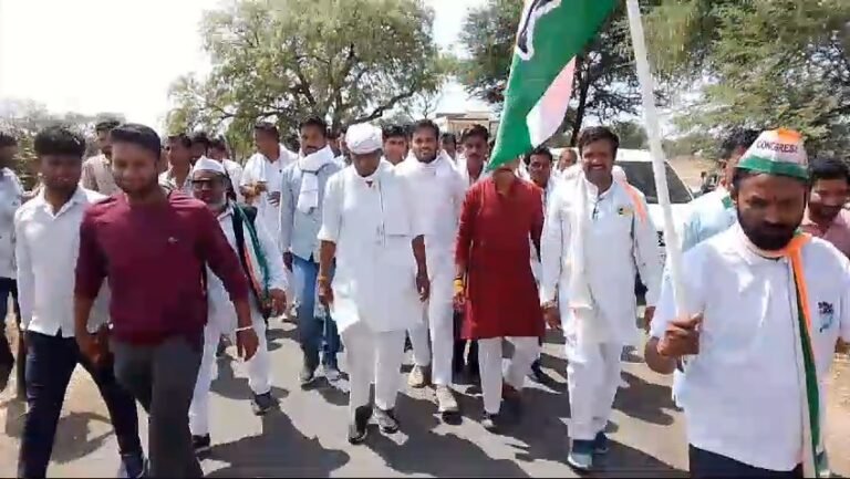 पूर्व मुख्यमंत्री दिग्विजय सिंह ने वादा निभाओ पदयात्रा शुरू।