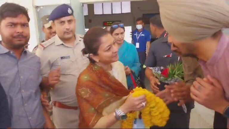 ग्वालियर पहुंची प्रियदर्शनी राजे सिंधिया, गुना में ज्योतिरादित्य सिंधिया के लिए करेंगी प्रचार।