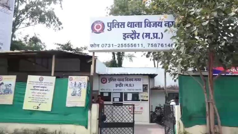 युवती पर युवक ने तेजाब फेंकने की धमकी देते हुए की छेड़छाड़।