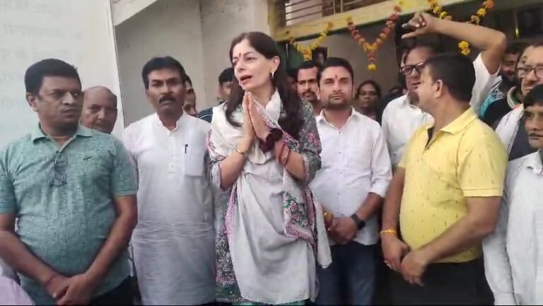 नकुलनाथ की पत्नि प्रिया नाथ ने एक नुक्कड़ सभा के दौरान अपने भाव व्यक्त करते हुए दिया बयान।