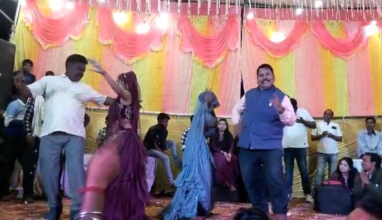 गोलेश्वर मंदिर पर आयोजित हुए मेले में अश्लील डांस का वीडियो वायरल।