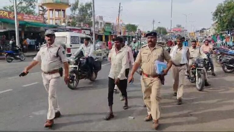 वारंट के आरोपियों ने किया पुलिस पर हमला, तीन पुलिसकर्मी घायलआरोपियों का पुलिस ने निकाला जुलूस।