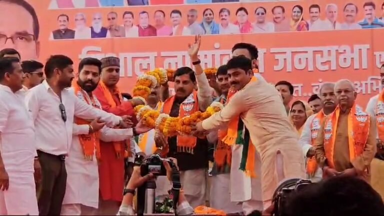 अल्प प्रवास पर सतना पहुंचे मुख्यमंत्री मोहन यादव चुनावी सभा को किया संबोधित।